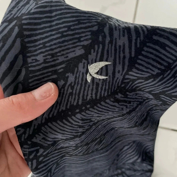 GLYDER/ Black & grey leaf patterned/Capri leggings/Size US M/L approximately - Picture 3 of 6